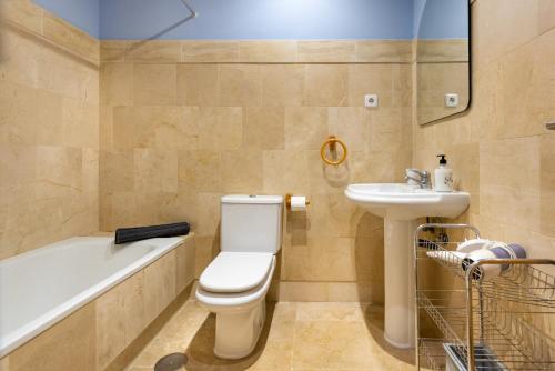 A bathroom at Apartamento Alboran