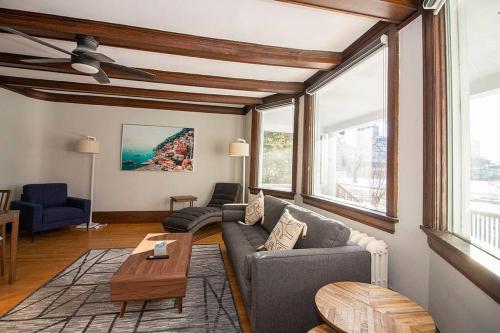 Classic & Charming 3 BDRM Duplex – Photos 2