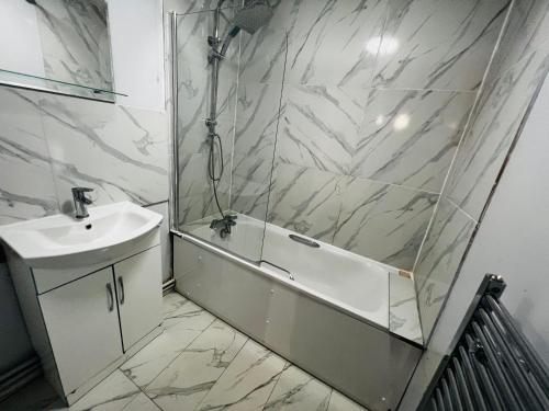 bagno con vasca, lavandino e doccia di Extra Large Double one Bedroom Rental Near Central London & Close to Transport a Londra