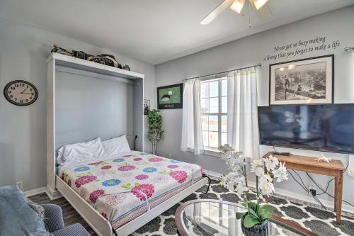 Schlafzimmer mit einem Bett und einem Flachbild-TV in der Unterkunft Sunset - Apartment in Perdido Key with Deck! in Pensacola