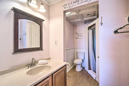 ein Badezimmer mit einem Waschbecken, einem WC und einem Spiegel in der Unterkunft Sunset - Apartment in Perdido Key with Deck! in Pensacola
