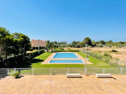 una grande piscina in un campo recintato di Apartment- Roques Daurades Residential a L'Ametlla de Mar