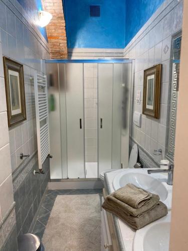 a bathroom with a tub and a toilet and a sink at Elegante bilocale / Elegant Double Room in Fiesole