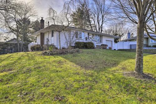 Fotografie z fotogalerie ubytování Quiet Commack Cottage with Pool, 8 Mi to Beach! v destinaci Commack