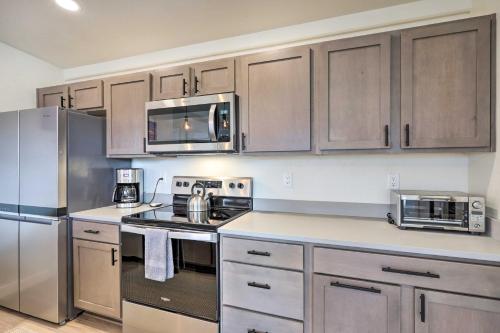 Cuisine ou kitchenette dans l'établissement Grand Junction Home about 1 Mi to Downtown
