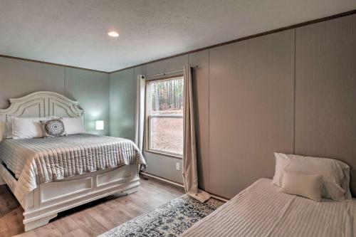 - une chambre avec un lit et une fenêtre dans l'établissement Bayside Louisiana Vacation Rental with Dock!, à Alliance