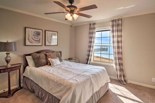 een slaapkamer met een bed, een plafondventilator en een raam bij Waterfront Louisiana Vacation Rental with Dock! in Alliance