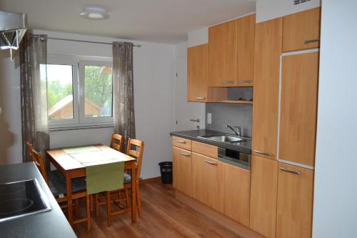 Una cocina o cocineta en Biohof Auinger, der Tiererlebnishof