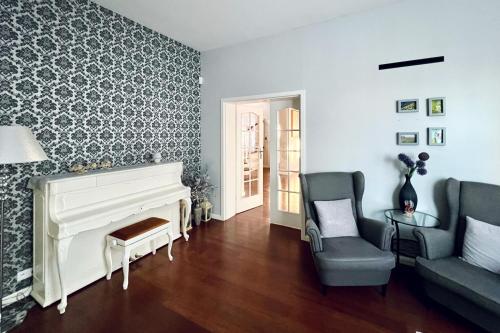 sala de estar con chimenea, sofá y sillas en Luxury Villa - JessApart Walendia, en Walendów