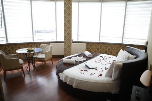Katil atau katil-katil dalam bilik di Safir Hotels Silivri