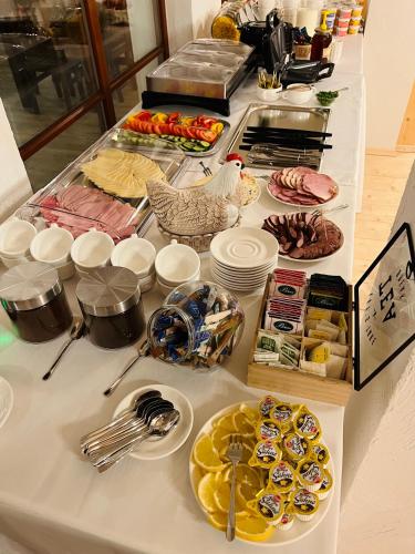 a buffet with food on a table in a kitchen at Gościniec Smrekowa Chata in Glinka