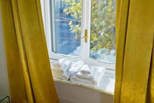 une fenêtre avec des serviettes assises sur un rebord de fenêtre dans l'établissement Boutique Apartment Elegantissima, à Turin