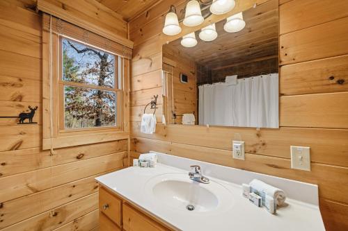 a bathroom with a sink and a mirror at Casa nel Bosco in Blue Ridge