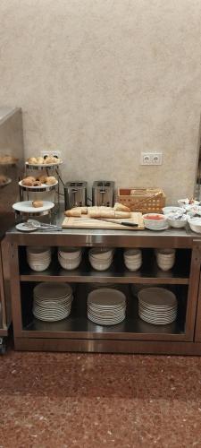 einem Tisch mit Tellern und anderen Lebensmitteln darauf in der Unterkunft Hotel Marqués de Aguilar in Aguilar de Campóo