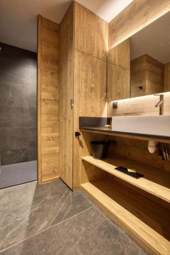 une salle de bain avec un lavabo blanc et une douche dans l'établissement Magnifique appartement dans luxueux chalet - ARAVIS, à Crest-Voland