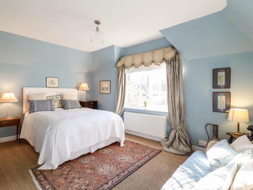 ein Schlafzimmer mit einem weißen Bett und einem Fenster in der Unterkunft The Gate House in Colchester