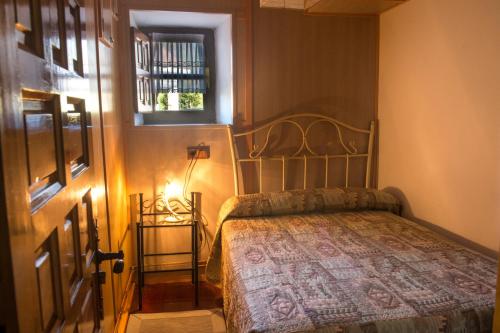 1 dormitorio con cama y ventana en Casa La Portilla a 6Km de Cabarceno WIFI, en Esles