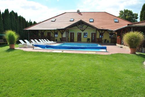 uma casa com piscina num quintal em NAPSUGAR VENDÉGHÁZ em Bogács