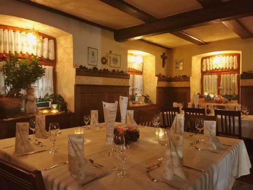 a dining room with a table with white table cloth at Landgasthof Büttel in Geisfeld