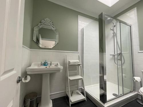 y baño con lavabo y ducha. en Regency Apartment - Marine Square By Crown Gardens Holiday Homes, en Brighton & Hove