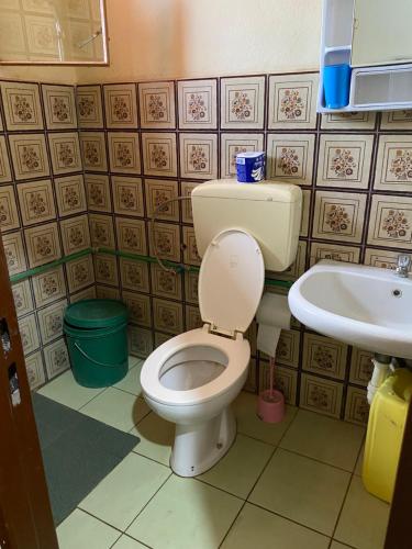 uma casa de banho com um WC e um lavatório em Maison d'Accueil - Fondation San Filippo Neri em Bujumbura