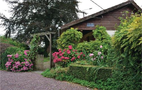 d'un jardin fleuri devant une cabane en bois. dans l'établissement Gites Des Blanchiries, à Aubin-Saint-Vaast