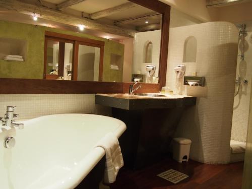 Et badeværelse på Logis Hôtel Les Pages