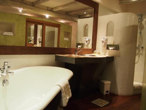 Ένα μπάνιο στο Logis Hôtel Les Pages