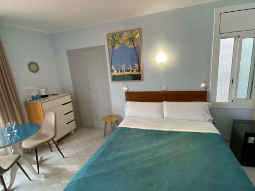 Postel nebo postele na pokoji v ubytování Hotel Alexandra Sitges