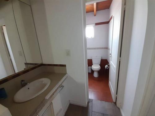 uma casa de banho com um lavatório e um WC em Duplex equipado para 4 personas. em Godoy Cruz