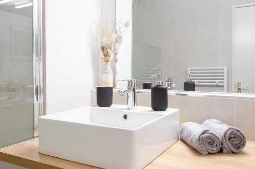 une salle de bain avec un lavabo blanc et un miroir dans l'établissement #4 Papon Parking climatisé terrasse & wifi 5mins à pieds du Vieux Nice, à Nice