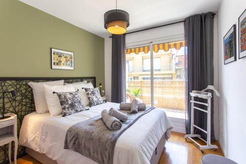 une chambre avec un grand lit avec une fenêtre dans l'établissement #4 Papon Parking climatisé terrasse & wifi 5mins à pieds du Vieux Nice, à Nice
