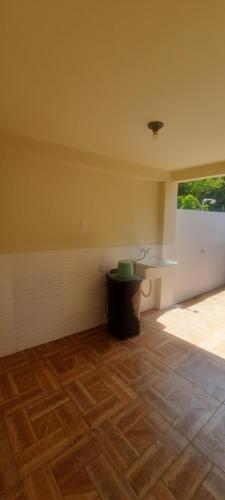 una habitación vacía con fregadero y mesa. en Casa FLORIANÓPOLIS, Praia de PONTA DAS CANAS,1, en Florianópolis