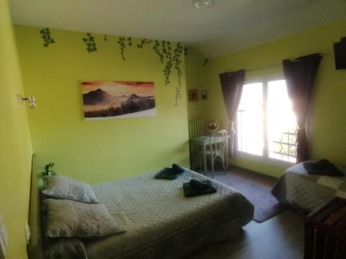 a bedroom with a bed and a window at Chambres d'hôtes L'Astazou in Gavarnie