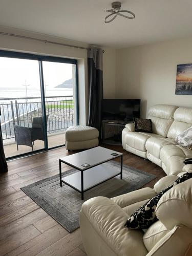 uma sala de estar com um sofá e uma mesa de centro em Newcastle Seafront Apartment with Wifi and Parking em Newcastle