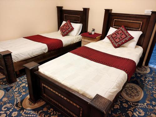 duas camas num quarto de hotel com em Majido Hotel em Wadi Musa