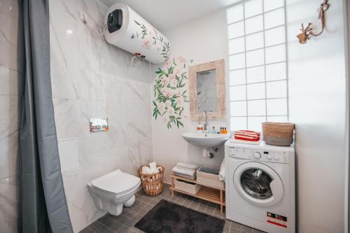a bathroom with a washing machine and a sink at Rüütli 24-2 in Pärnu