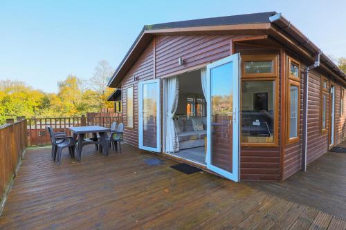 Balkoni atau teres di Devon Bliss - Pool View Lodge - Spa Resort in Devon