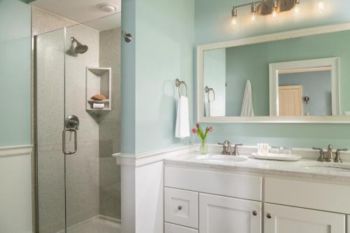 a bathroom with a sink and a shower at The Grafton Inn in Grafton