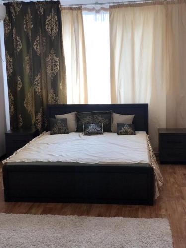 ein Bett mit zwei Kissen darauf in einem Schlafzimmer in der Unterkunft 5й Зарічній 44 in Krywyj Rih