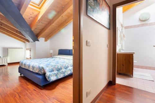a bedroom with a bed in a room at PARCO ROMY - Free Parking con giardino in Limena