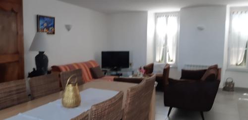 un salon avec un canapé et une table dans l'établissement MAISON DE LA COTE, à La Flotte