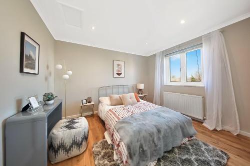 1 dormitorio con cama y ventana en 1BD apartment in Leyton zone 2, en Londres