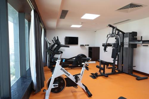 Fitness centrum a/nebo fitness zařízení v ubytování Holiday Inn Express & Suites Jaipur Gopalpura by IHG