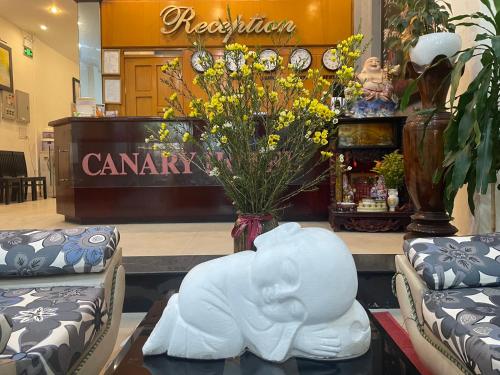 un negozio con due sedie e una statua di elefante bianco di Canary Hotel Hue a Hue