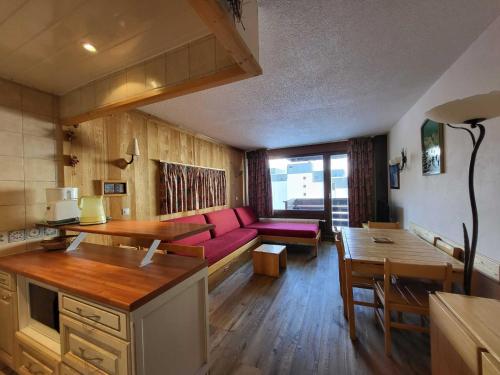 ティーニュにあるAppartement Tignes, 2 pièces, 5 personnes - FR-1-449-23の紫色のソファとテーブル付きのリビングルーム