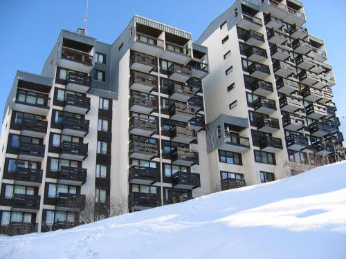 un grand bâtiment avec des balcons dans la neige dans l'établissement 2 pièces 41m², sud/ouest, à 500m des pistes avec Wifi - FR-1-449-23, à Tignes