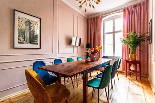 jadalnia z drewnianym stołem i krzesłami w obiekcie Old Town Centrum Residence Apartments w Poznaniu