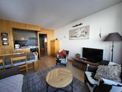 Appartement Tignes, 2 pièces, 6 personnes - FR-1-449-109にあるシーティングエリア