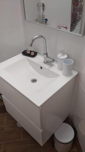ミグダルにあるצימר יאירの白いバスルーム(洗面台、2つのカップ、トイレ付)